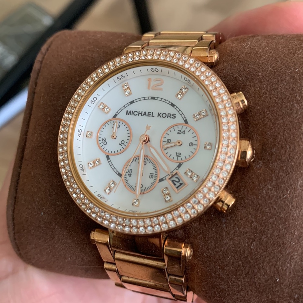Gorgeous Rose Gold Michael Kors watch with original box, manual and extra link